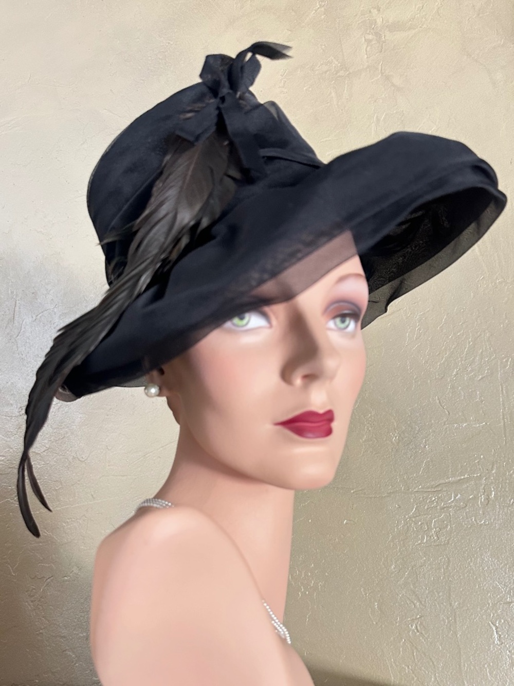 DISTINGUISHED DESIGNER 1950's BLACK SEE-THROUGH FABRIC HAT + ROOSTER FEATHERS